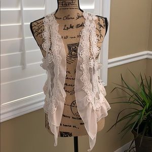 🛍5/$20 EUC Umgee Lace Vest